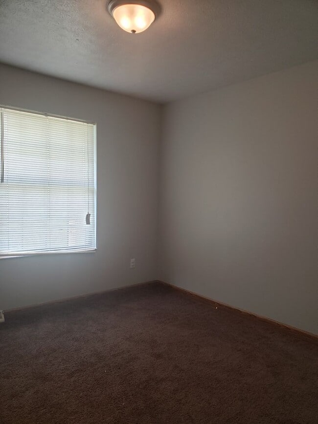 Building Photo - 105 Creekside Ct