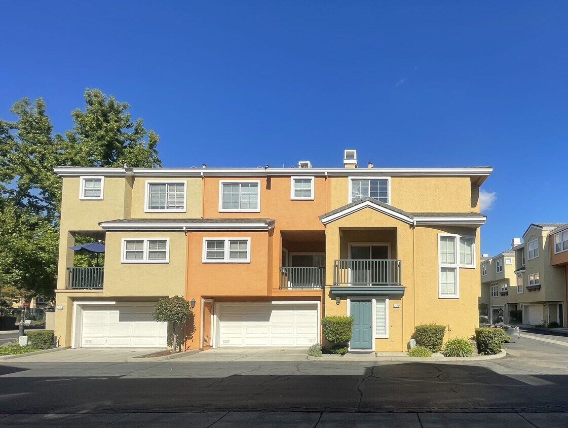 Foto principal - Fremont - Gated Community 2 Bed Townhouse