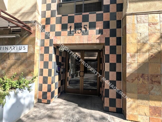 Foto del edificio - Updated Studio with Parking and Washer/Dry...