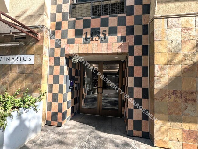 Building Photo - Updated Studio with Parking and Washer/Dry...