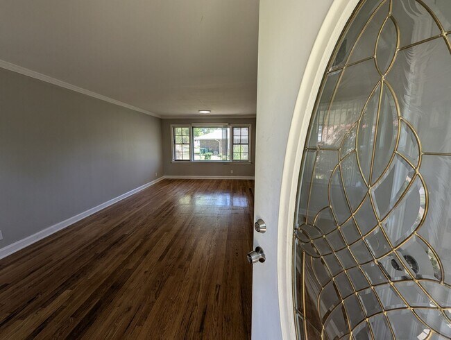 Foto del edificio - Updated Open-Concept with Sunroom & Finished Basement Space