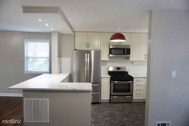 Building Photo - 3 br, 2 bath Townhome - 700 Decatur PL NE