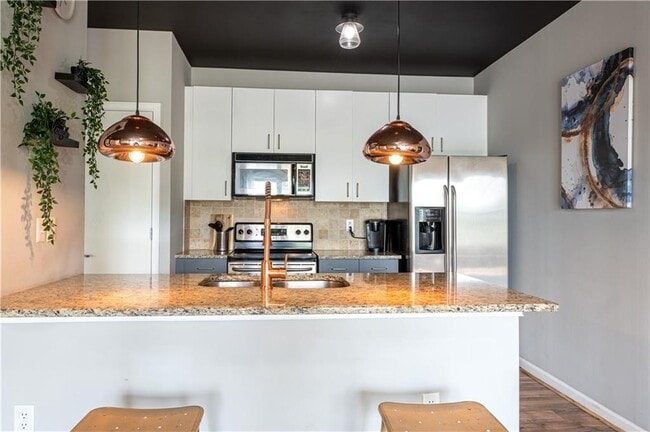 Building Photo - 898 Oak St SW