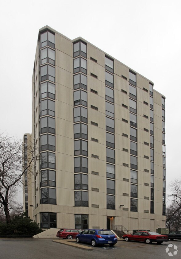Peterson Plaza Apartments in Chicago, IL