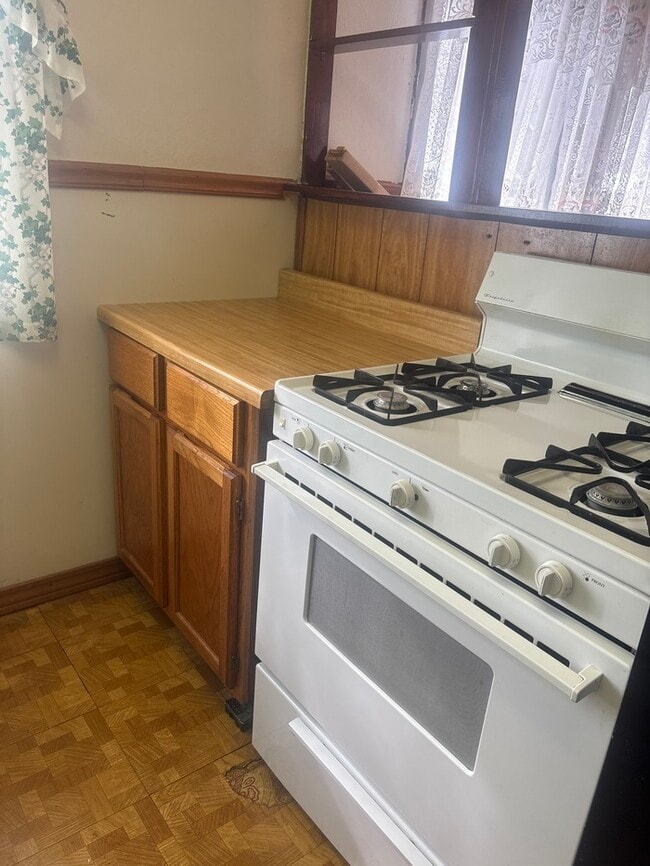 Foto del edificio - 4 bed 1 bath