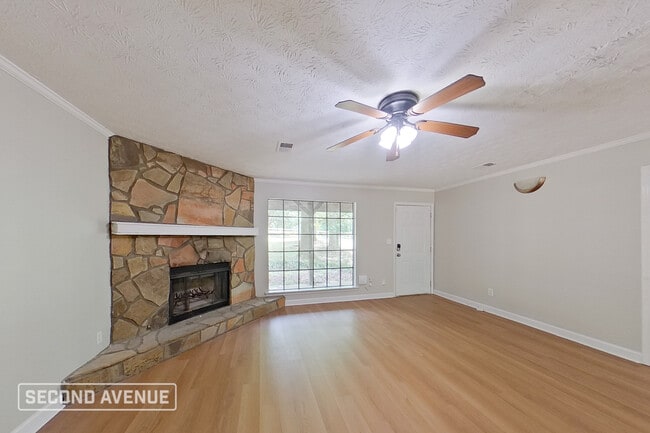 Building Photo - 220 Hunt Ridge Dr