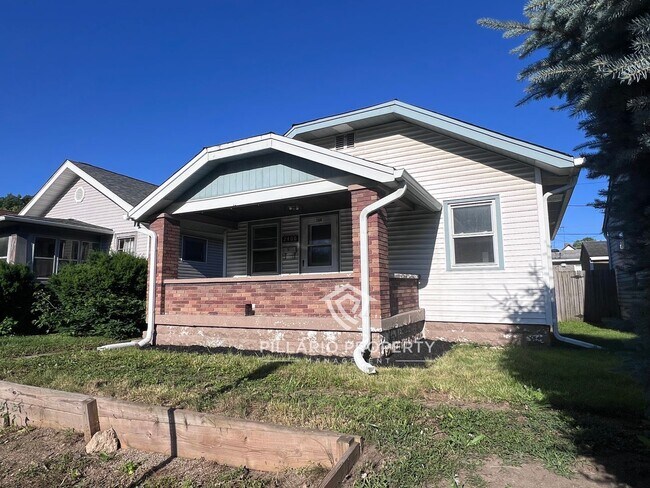 Building Photo - 2 Bed / 1 Bath Renovated Home Ready for Mo...