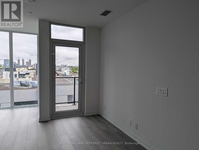Building Photo - 285-285 Dufferin St
