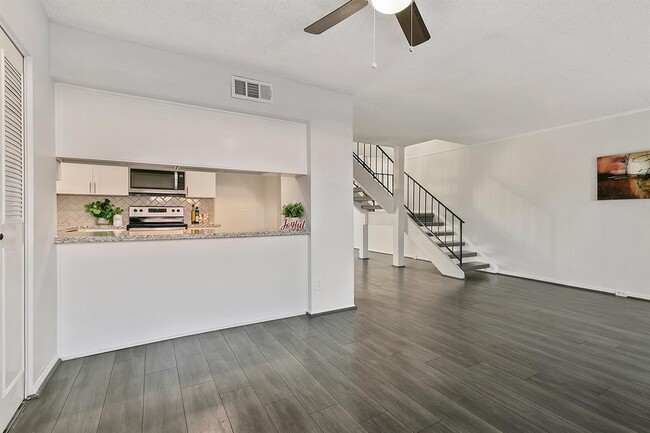 Building Photo - 2324 Shadowdale Dr