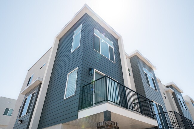 Building Photo - West Garden Townhomes