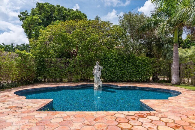 Building Photo - 2415 S Flagler Dr
