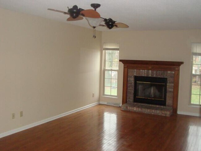 Foto del edificio - 404 Silk Oak Dr