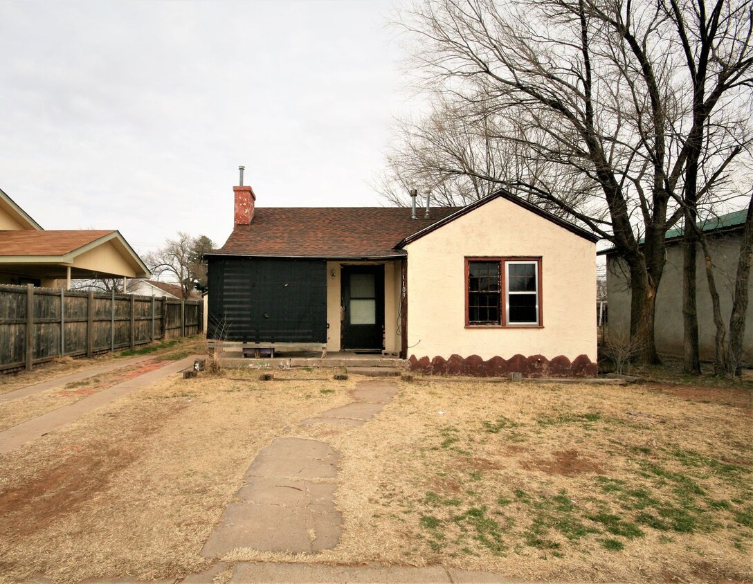 Primary Photo - Spacious 2 Bed House! Large backyard!