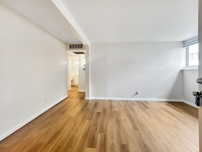 Foto del edificio - $0 DEPOSIT OPTION!!! CHARMING GARDEN-LEVEL...
