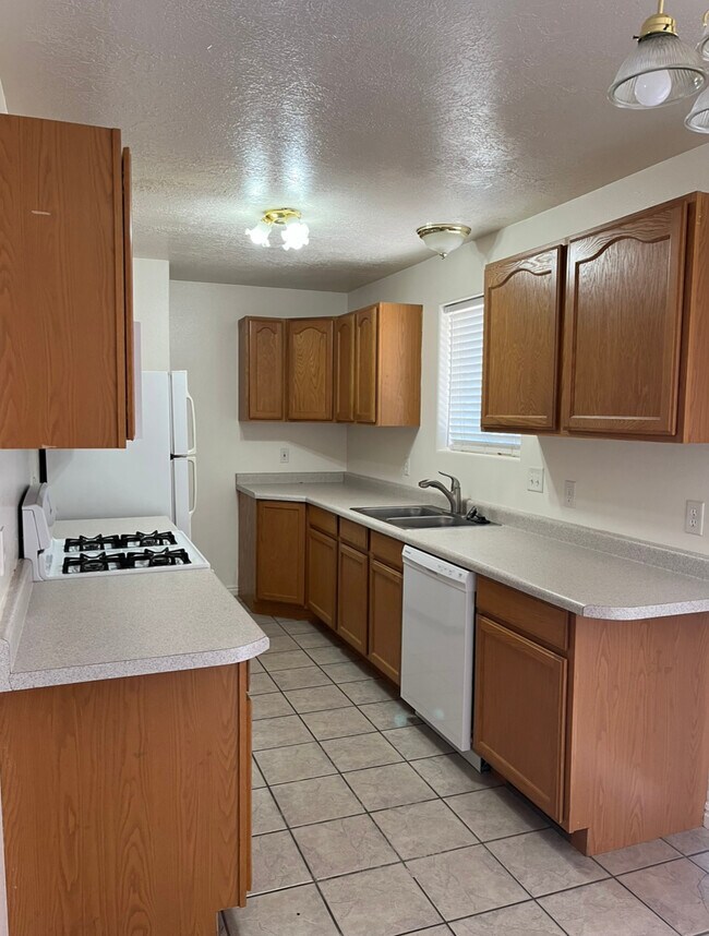 Foto del edificio - 250 E 170 N