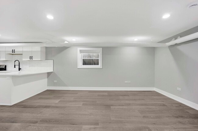 Building Photo - 2109 W Eastwood Ave