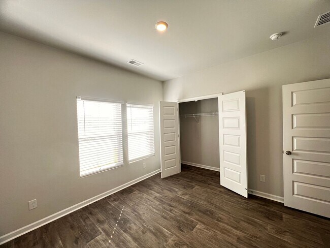 Building Photo - 104 Red Dogwood Ln