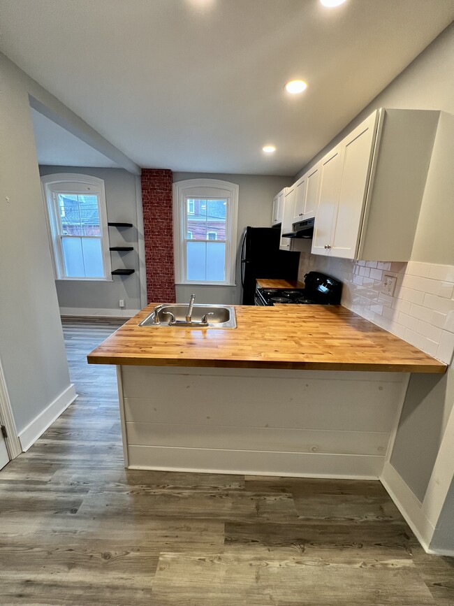 Building Photo - 559 Manor St