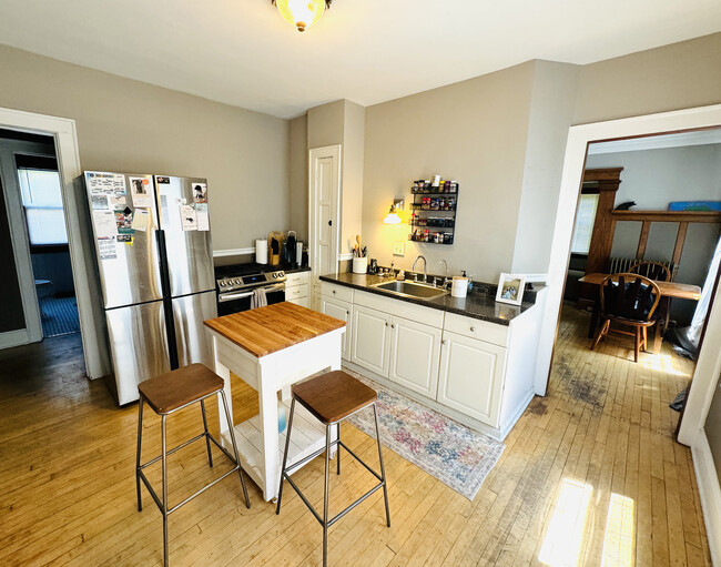 Foto del edificio - 2483 N Frederick Ave