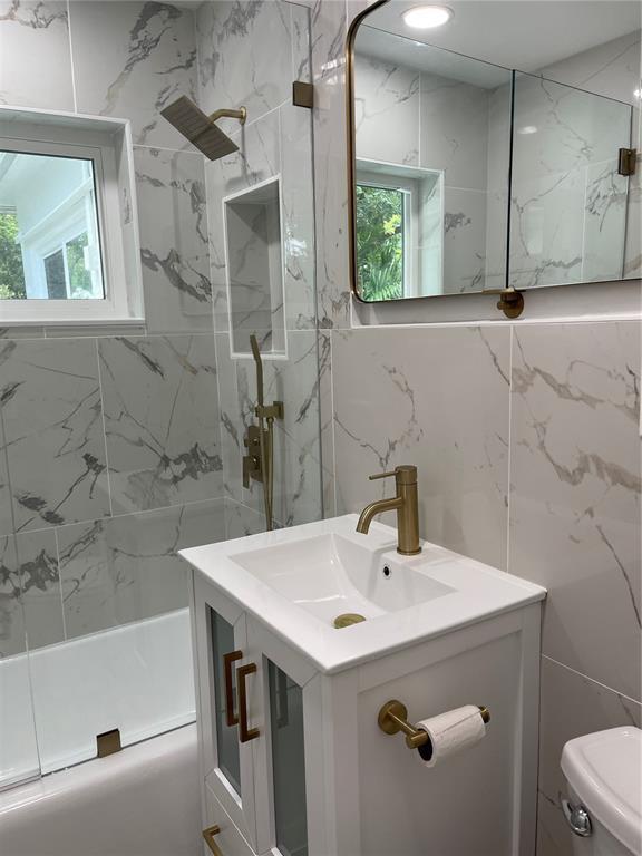 Foto del edificio - 330 NE 42nd Ct