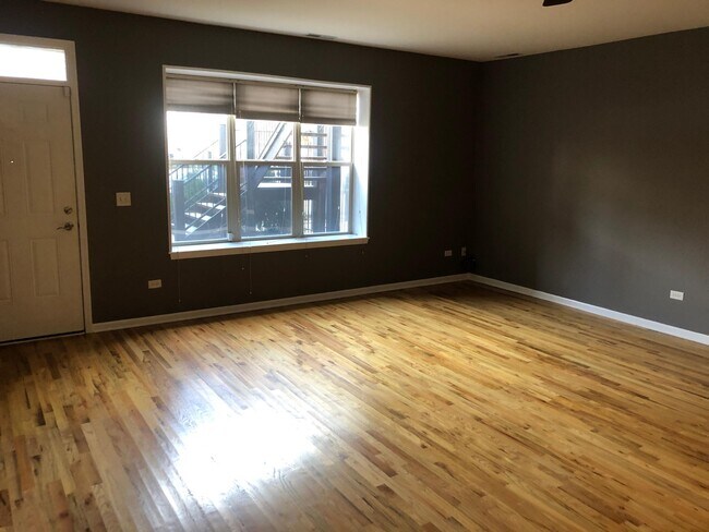 Living room - 2221 W Monroe St