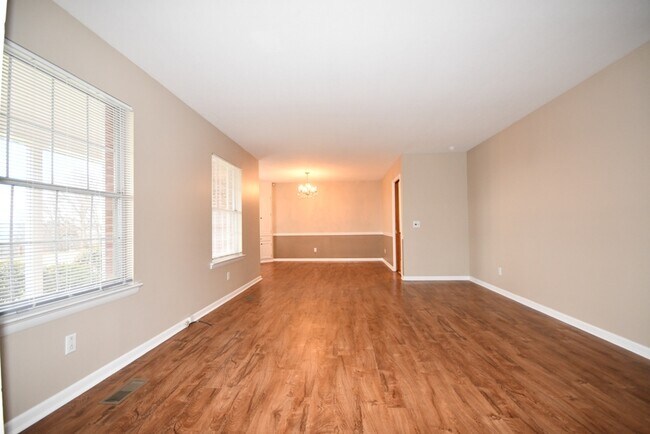Building Photo - 6 N Crest Rd