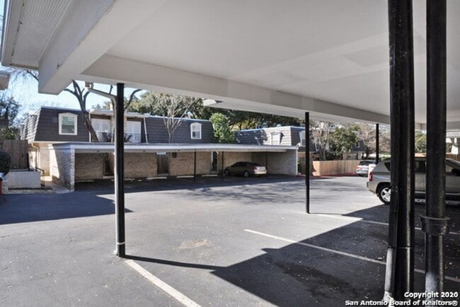 Building Photo - Beautiful Condo!