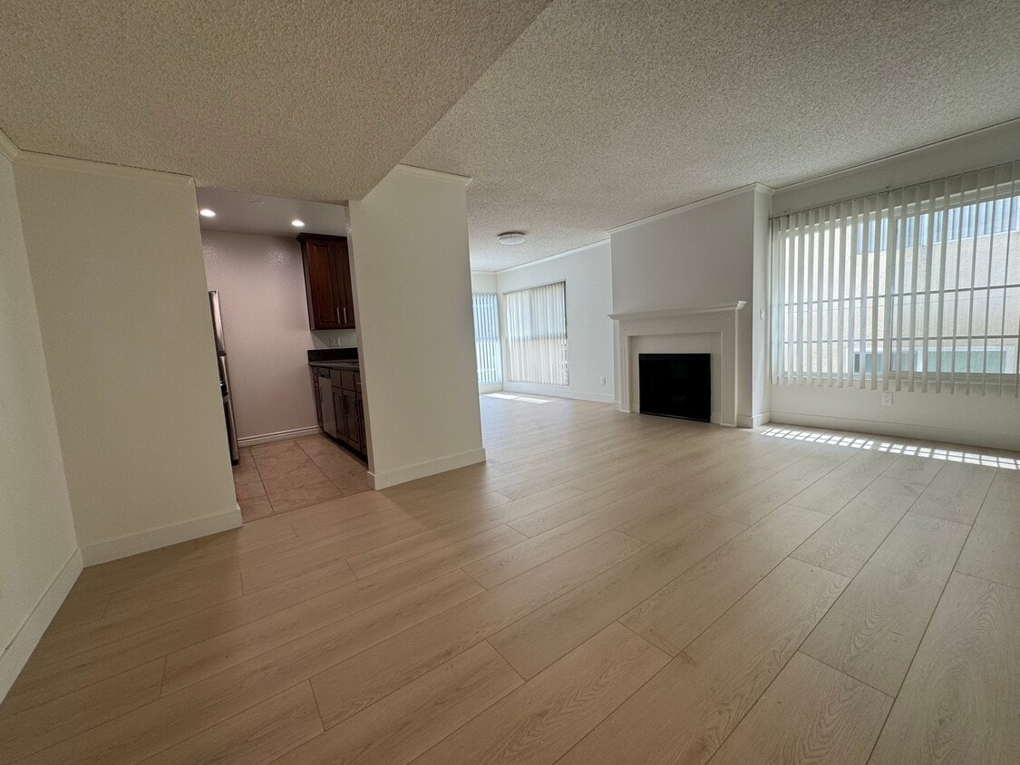 Photo - 10911 Rochester Ave (Los Angeles, CA)