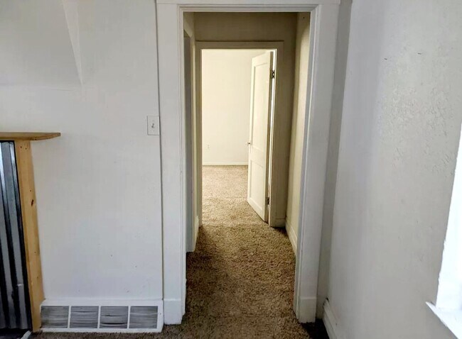 Building Photo - Available TODAY – Charming Single-Family H...