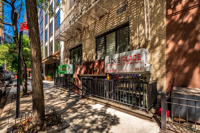 Building Photo - 235 E 51st St