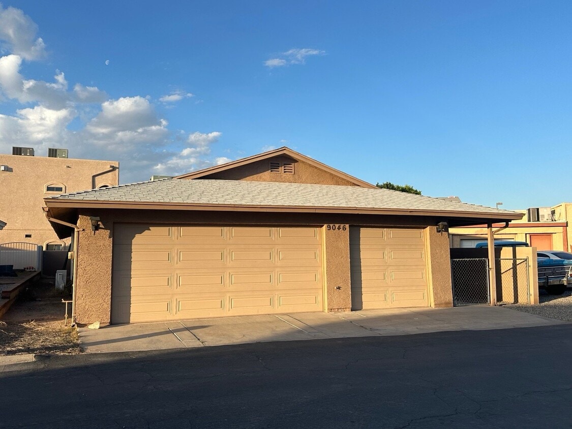 Building Photo - 9046 Lakeview Dr