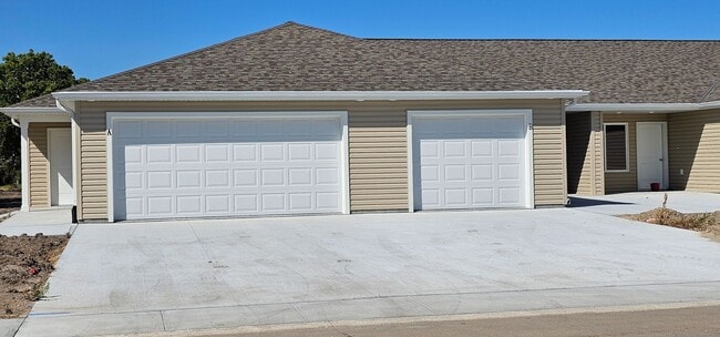 Foto del edificio - 2-bedroom, 1 bathroom apartment with 2 car attached garage