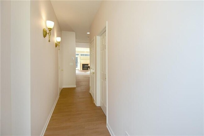 Building Photo - 784 Village Dr