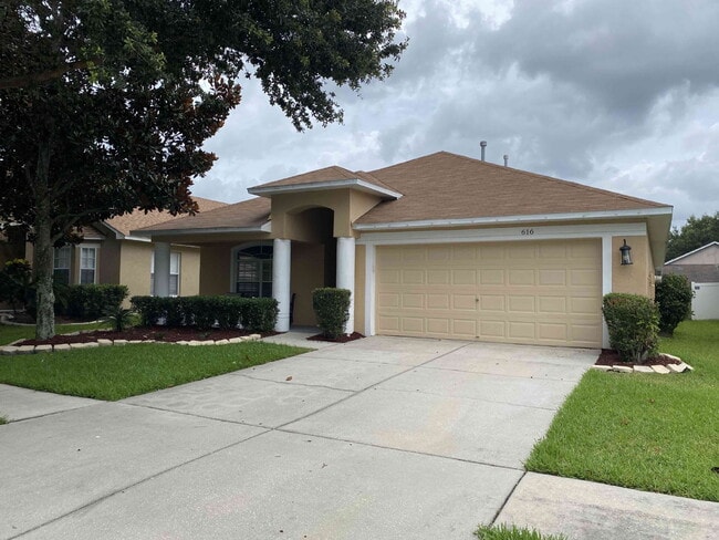 Building Photo - Awesome 4 bed, 2 bath in Lake Woodberry