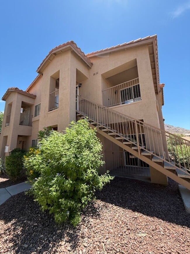 Building Photo - 2 Bedroom Upstairs Condo