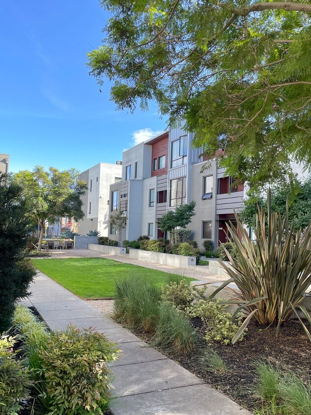 Foto principal - Beautiful 2 Bedroom 2.5 Bath Townhouse