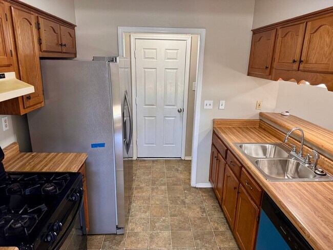 Foto del edificio - 3485 Lakehurst Dr