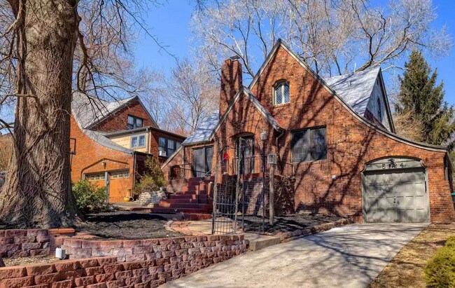 Foto del edificio - Charming Brick Home with 4th Non-Conformin...