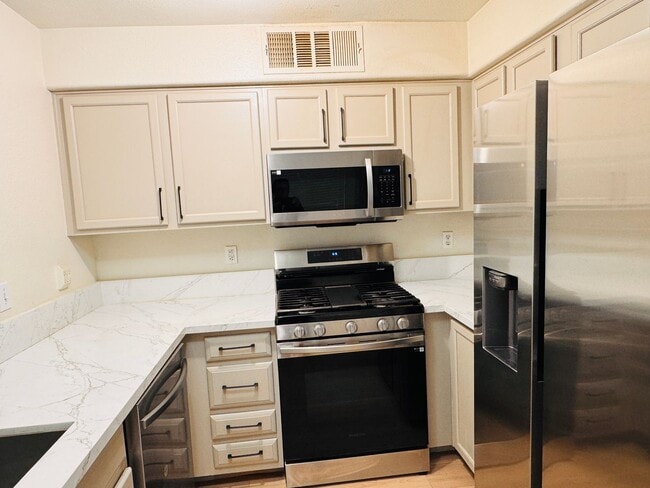 Foto del edificio - 2 bedroom, 2-bathroom condo for rent