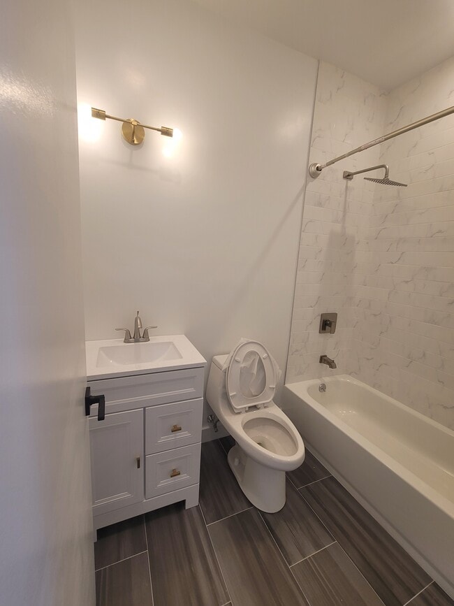 Building Photo - 682 Whitney Ave