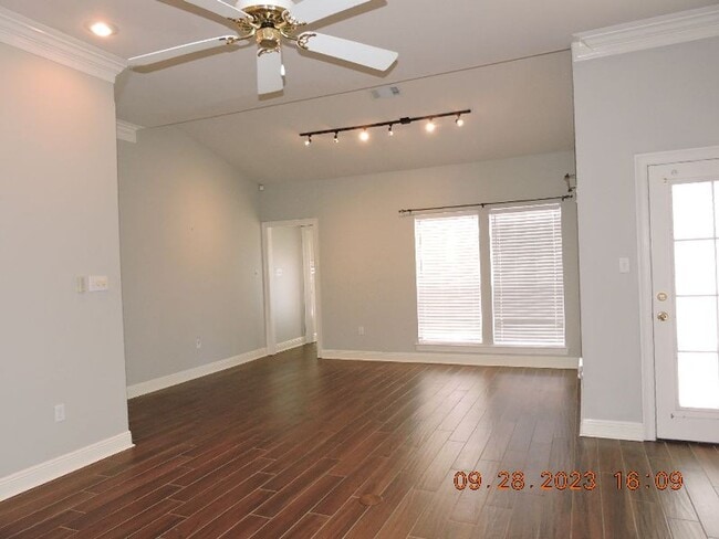 Building Photo - Desirable Greenbriar Hollow Subdivision