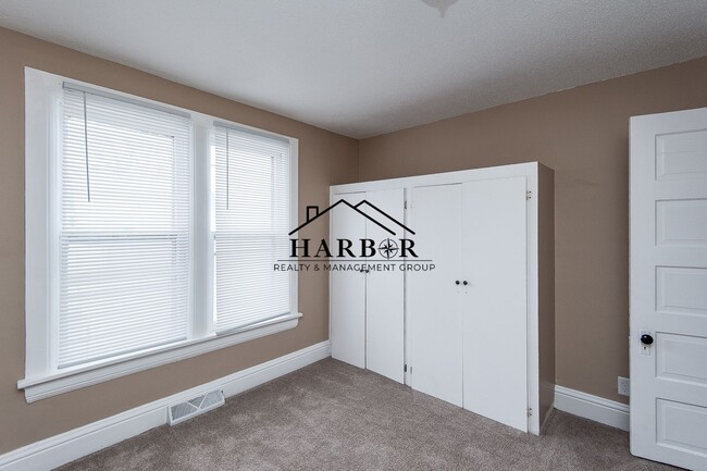 Building Photo - Remodeled 2 Bedroom Main Level Apartment