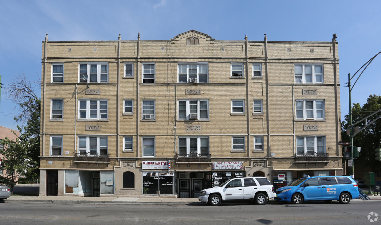 Building Photo - 2000-2006 W Devon Ave