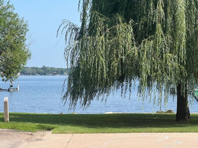 Building Photo - Charming Forest Lake View - Includes UTILITIES