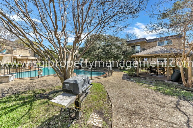 Foto del edificio - 7906 Royal Ln