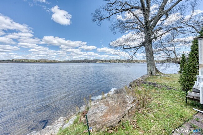 Foto del edificio - 56 Tyler Lake Heights Rd
