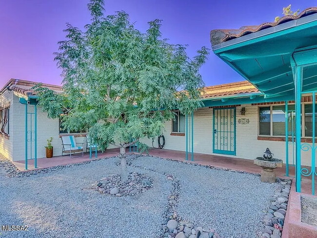 Building Photo - 3033 N Cherry Ave