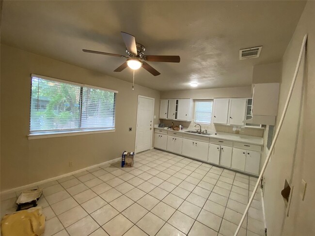 Photo - 1412 Oakwood Dr House