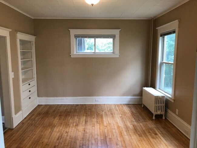 Foto del edificio - Main Floor Duplex Available Now, Refinishe...