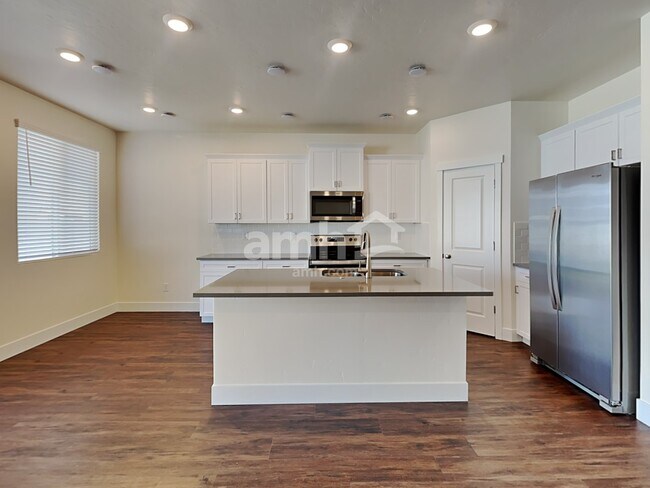 Building Photo - 1034 S Jillian Ave